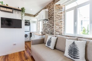 Studio, Flussblick | Wohnbereich | Flachbildfernseher