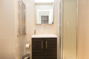 Een douche, gratis toiletartikelen, een haardroger, handdoeken