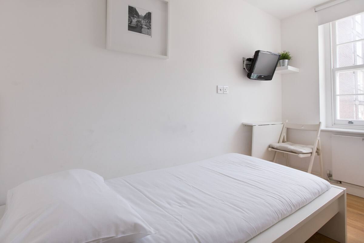 Single Room, Shared Bathroom | Desk, laptop workspace, blackout curtains, iron/ironing board