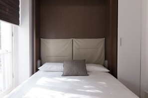 Chambre Confort, 1 lit double, salle de bains privée | Ameublement personnalisé, bureau