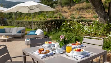 Aperto a colazione e pranzo, cucina italiana, con vista sul giardino