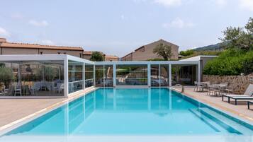 Außenpool (je nach Saison geöffnet), Liegestühle