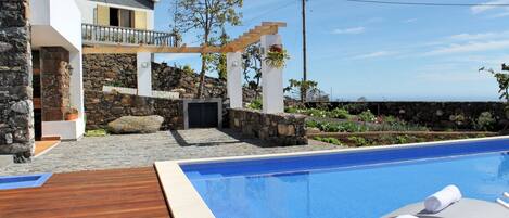 حمّام سباحة خارجي، مظلات على حمّام السباحة، مقاعد للتشمس