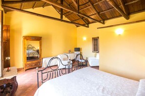 A room with a bed, a wooden wardrobe, a small table with a lamp, and a television. - Feudo di Villa Anticaglia (Briatico)
