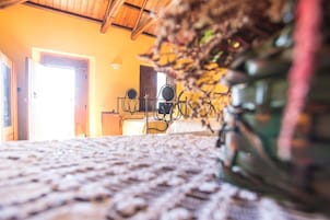 Escritorio, decoración personalizada, muebles diferentes y ropa de cama 