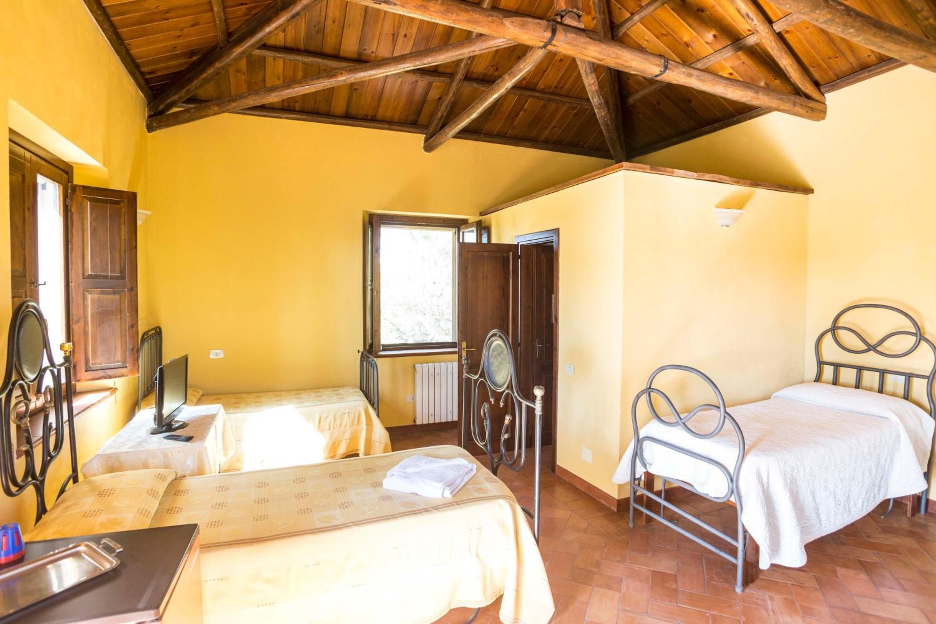 Con stile personalizzato, con arredamento individuale, una scrivania