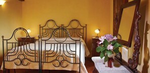 Camera quadrupla, letti multipli, non fumatori, vista giardino | Con stile personalizzato, con arredamento individuale, una scrivania