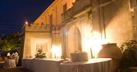Fachada de la propiedad por la tarde o noche