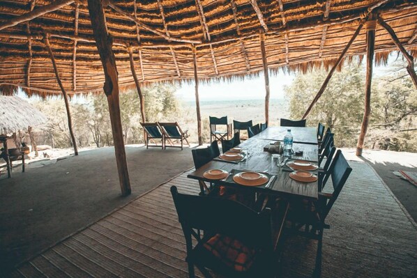 Breakfast, lunch and dinner served 