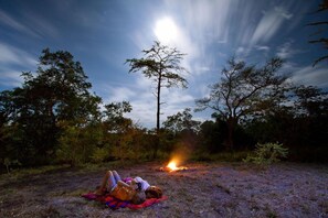 Fachada da propriedade à noite