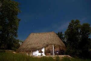 Escritorio y ropa de cama