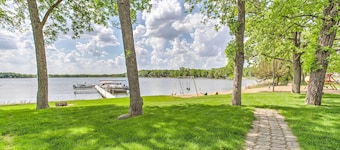 NOUVEAU! Maison de ville confortable Annandale au bord du lac Clearwater!