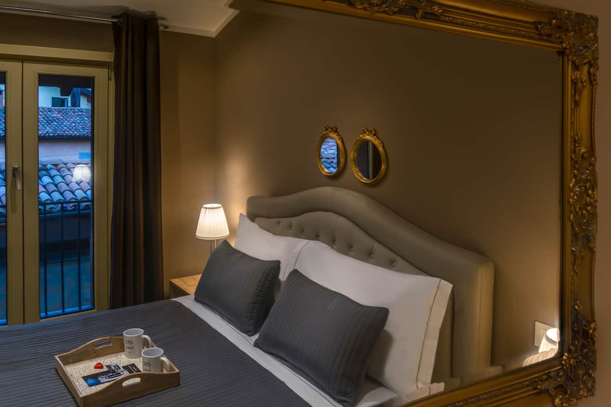 Junior Room, 1 Queen Bed, Non Smoking | Premium bedding, down comforters, memory foam beds