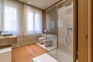 Rom – deluxe, 1 queensize-seng, ikke-røyk | Bad | Dusj, toalettartikler (inkludert), hårføner og bidé