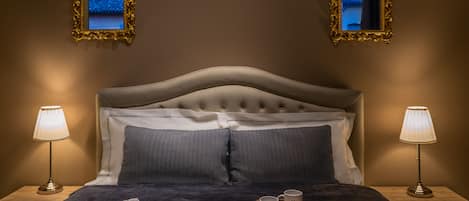 Camera Deluxe, 1 letto queen, non fumatori | Biancheria da letto di alta qualità, copriletto in piuma