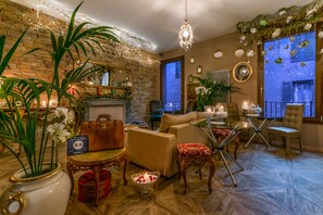 44-英寸纯平电视 （配备数码频道）、电视