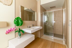 DDeluxe Room, 1 Queen Bed, Non Smoking | Badeværelse | Bruser, gratis toiletartikler, hårtørrer, bidet