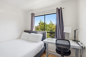 4 chambres, coffre-fort, bureau, fer et planche à repasser