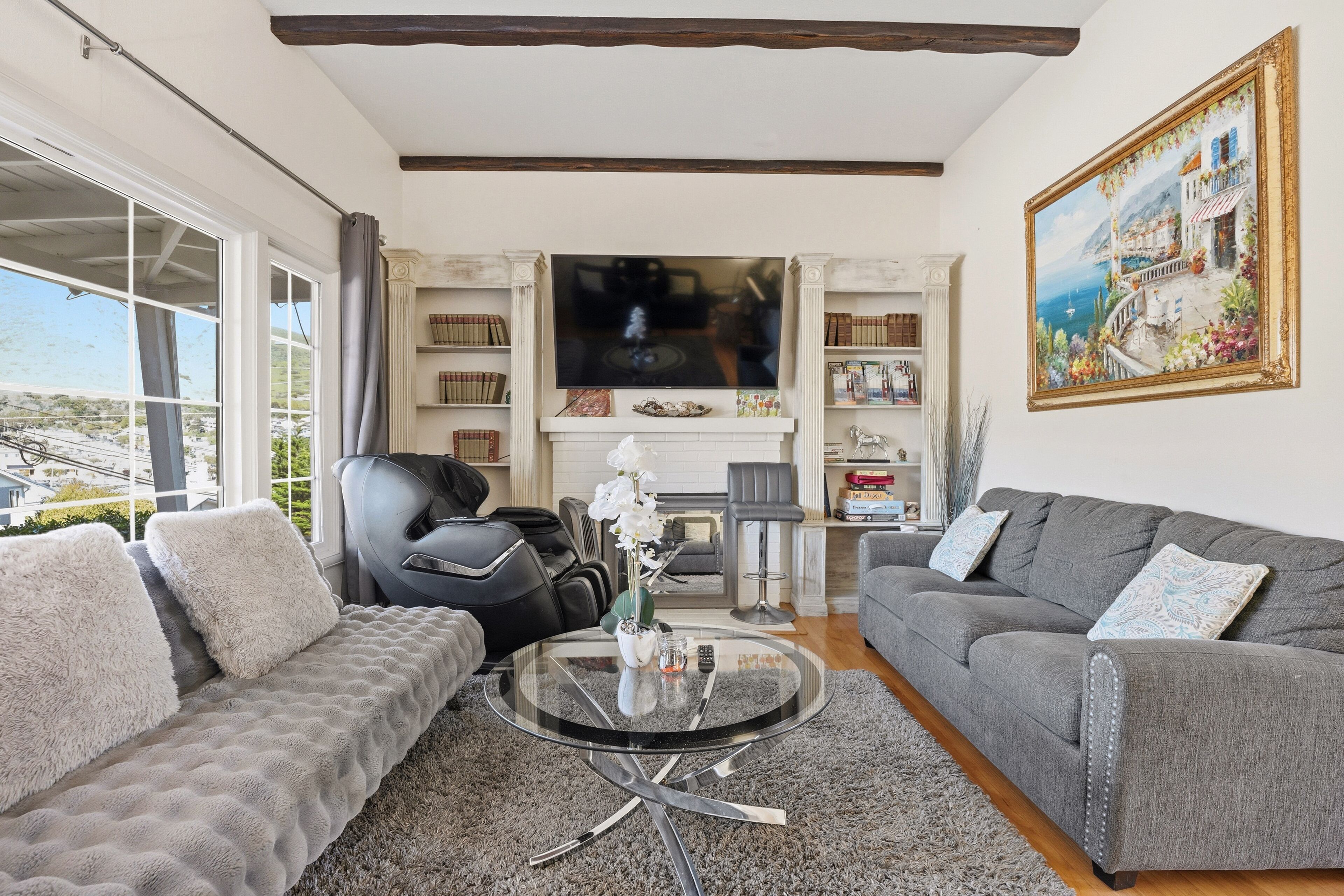 Una Smart TV, una chimenea, Netflix, libros