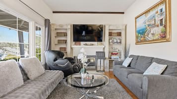 Una Smart TV, una chimenea, Netflix, libros