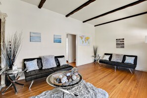 Smart TV, fireplace, Netflix, books - Sparkling Clean Luxury 3 BR House Near SF/SFO/CalTrain/BART+EV+Free Parking+WiFi (South San Francisco)