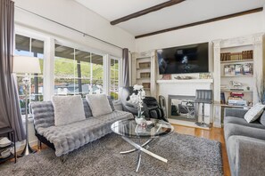 Smart TV, chimenea, Netflix y libros 