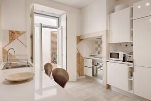 Geladeira, micro-ondas, fogão, cooktop