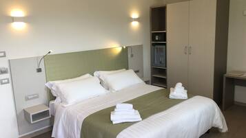 Minibar, Zimmersafe, Schreibtisch, Verdunkelungsvorhänge