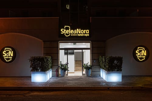 Fachada da propriedade Ă noite