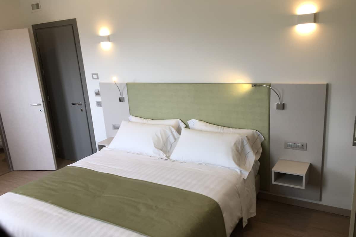 Een minibar, een kluis op de kamer, een bureau, verduisterende gordijnen