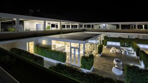 A modern hotel with multiple levels, outdoor seating areas, and a rooftop terrace. - Stele di Nora (Pula)