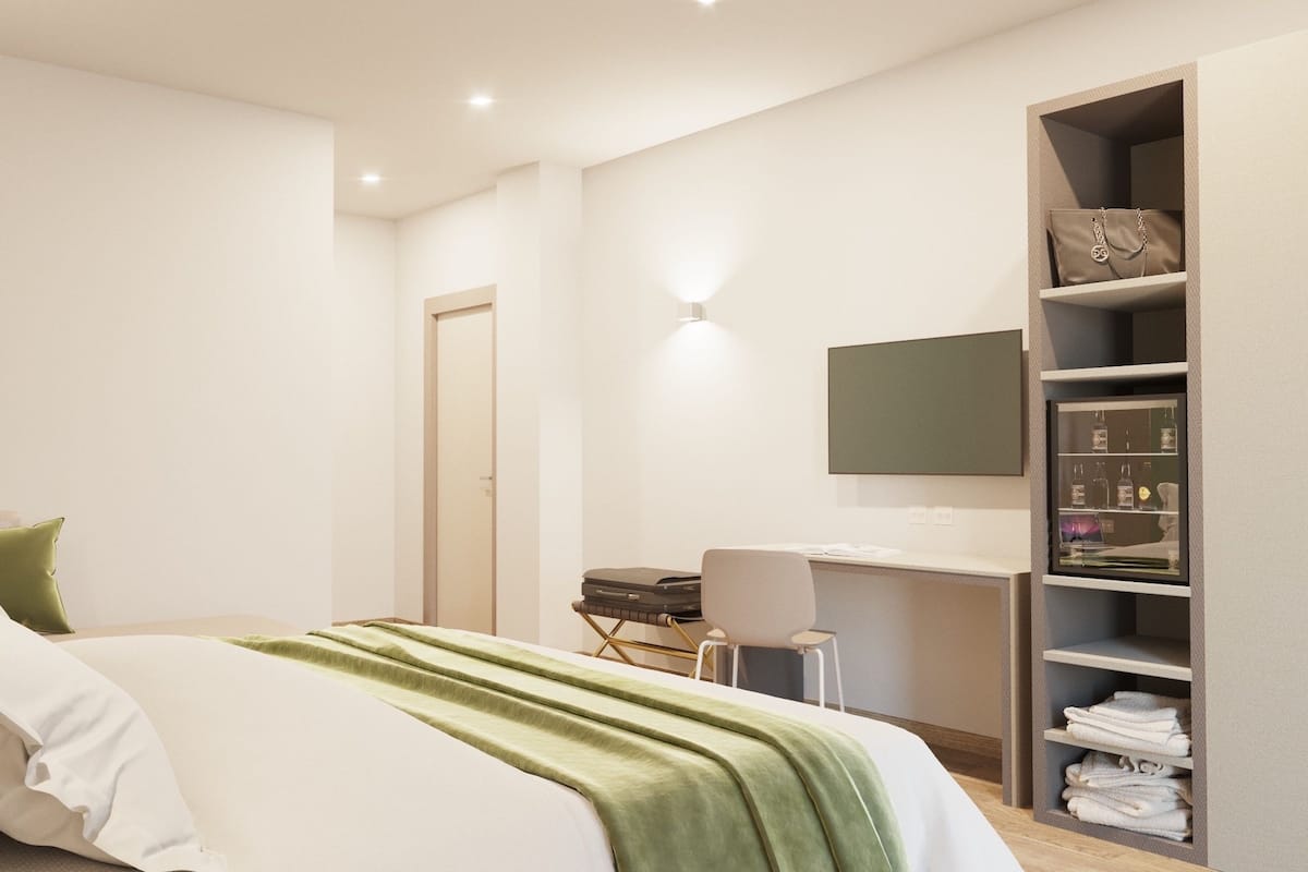 Een minibar, een kluis op de kamer, een bureau, verduisterende gordijnen
