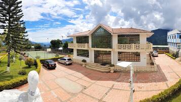 Vista frontal de la propiedad