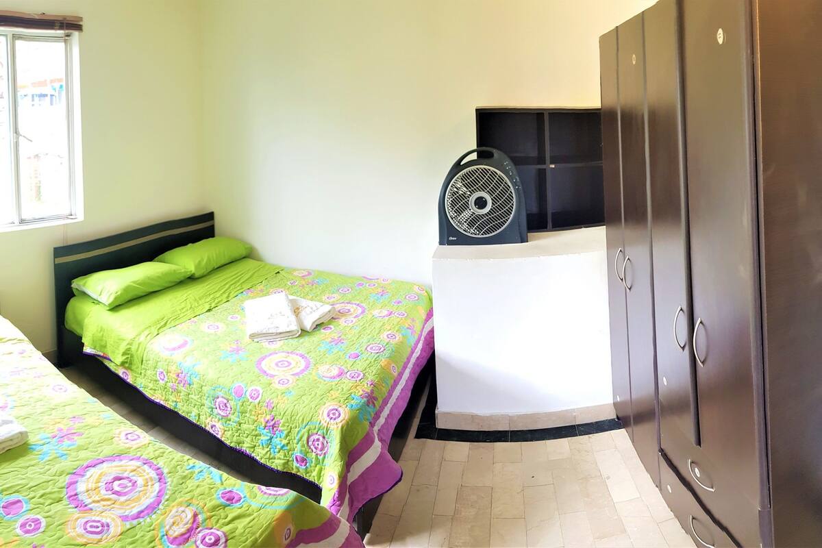 Minibar, wifi gratis, ropa de cama