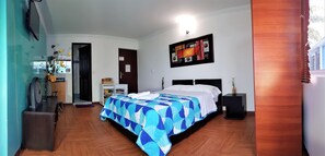 Een minibar, gratis wifi, beddengoed