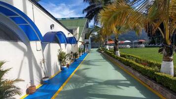 Vista frontal de la propiedad