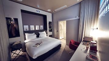 Chambre Atrium cinéma (sans lumière du jour) | Premium bedding, in-room safe, individually decorated