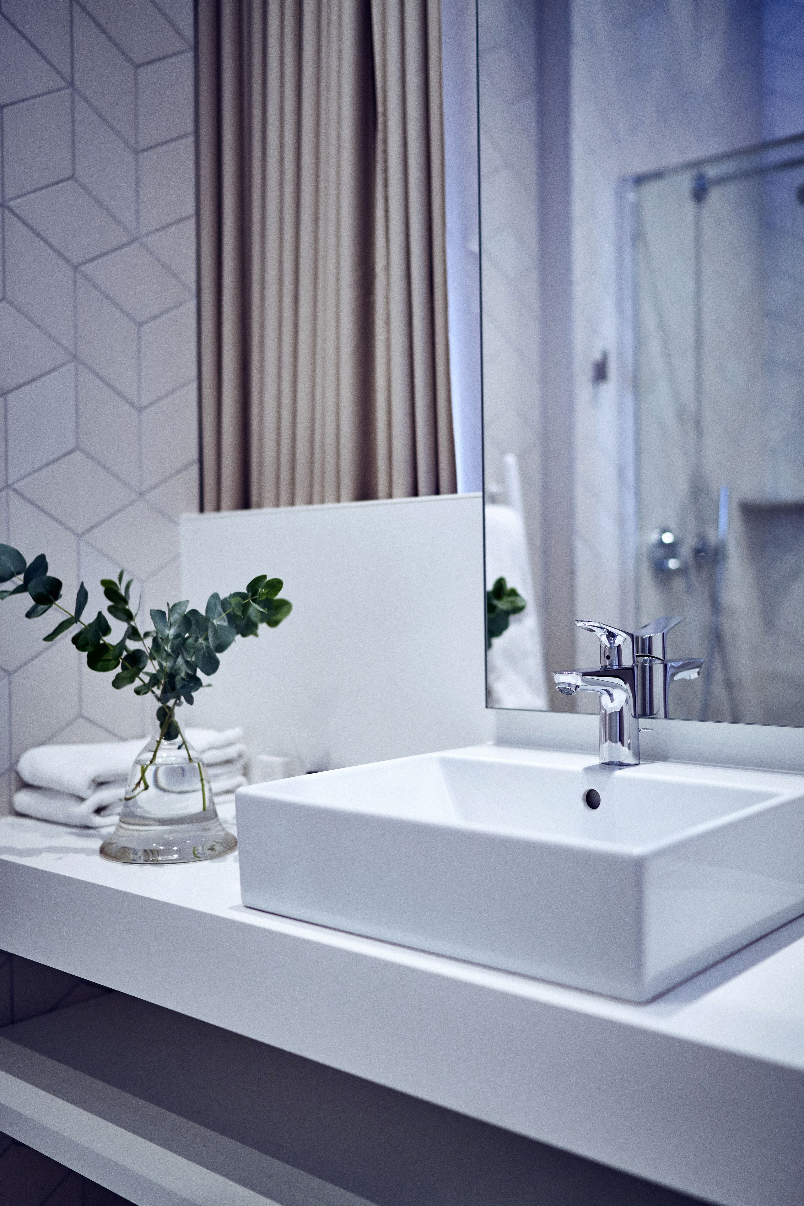 executive double room, 1 queen bed | bathroom | shower, free toiletries, hair dryer, towels