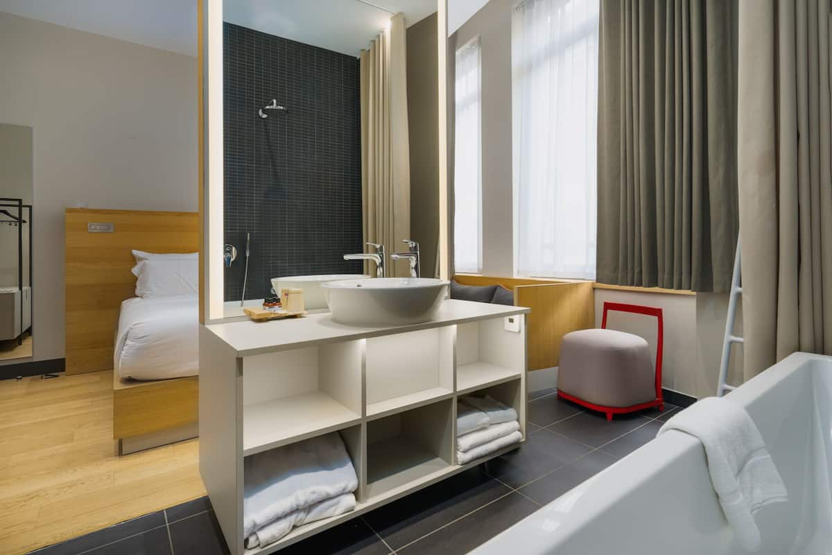 Premium bedding, in-room safe, individually decorated