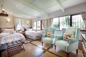 Hoopoe Room | Egyptian cotton sheets, minibar, in-room safe, individually decorated - Twin Thorns Guesthouse (Emgwenya)