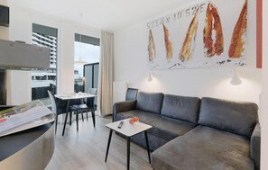 Een televisie en een open haard