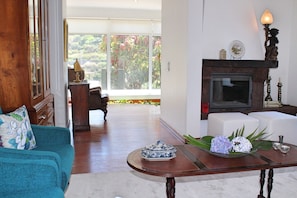 Villa, 4 habitaciones, piscina privada | Zona de estar | Una televisión de pantalla plana, un reproductor de DVD