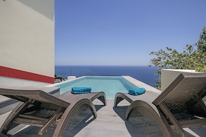 Outdoor pool, pool umbrellas, sun loungers - Casa do Julio by Our Madeira (Calheta)