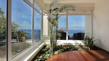 Villa, 4 Schlafzimmer, eigener Pool | Blick auf den Garten