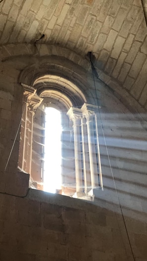 An arched window with classical columns and a brick ceiling. - Finca Santa Eufemia (Olmos de Ojeda)