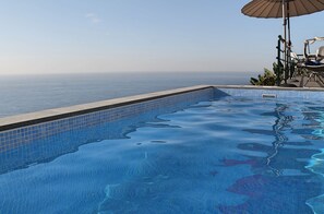 Piscine extérieure, chaises longues