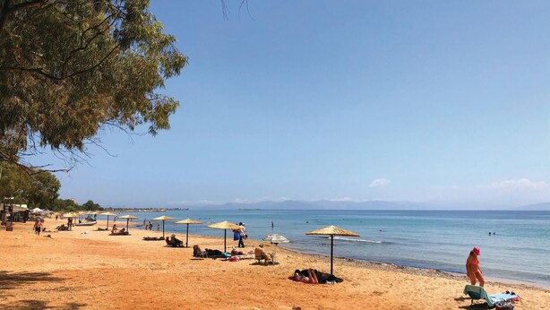 A beach with umbrellas and people sunbathing. - Awesome home in Artemida with WiFi (Artemida)