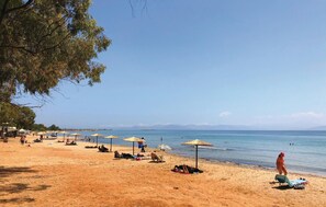 A beach with umbrellas and people sunbathing. - Awesome home in Artemida with WiFi (Artemida)
