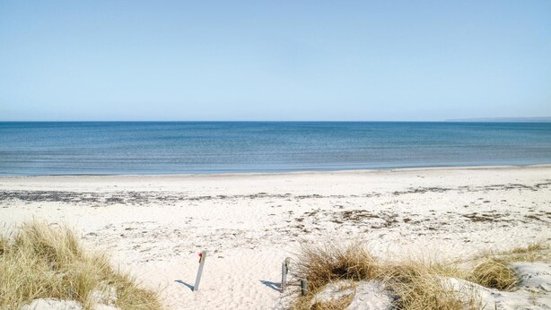 A beach with a clear sky, calm sea, and sandy shore. - Nice home in Glowe with WiFi (Glowe)