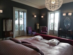 Deluxe tweepersoonskamer | Individueel gedecoreerd, individueel gemeubileerd, een bureau